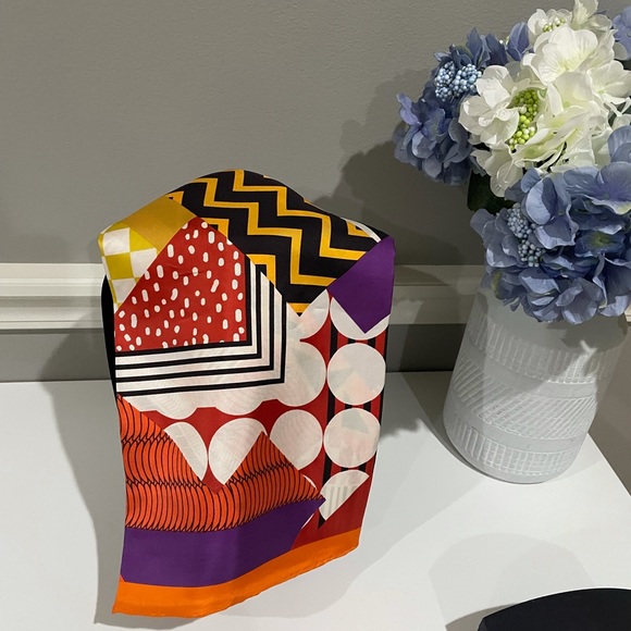 Baoshidi 100% Silk Scarf NWOT - Picture 6 of 7